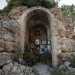 Sul ciglio del sentiero, nascosta fra la natura inselvatichita, si cela una piccola cappella votiva ricavata in un trullo in parte crollato. Al suo interno trovano spazio un altarino, quadri e ricami dedicati alla Vergine e a Padre Pio